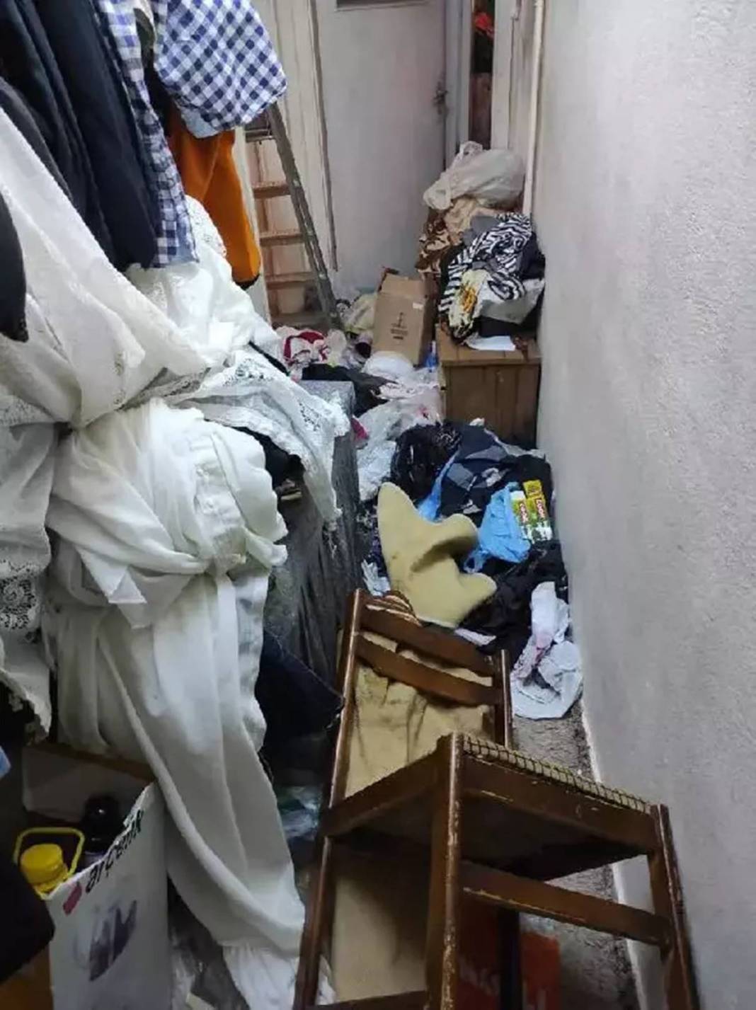 Şikayet üzerine apartman dairesine giden zabıta, şaşkınlıktan dondu kaldı! Ev, ev değil; tarif edecek kelime bulamadılar 20